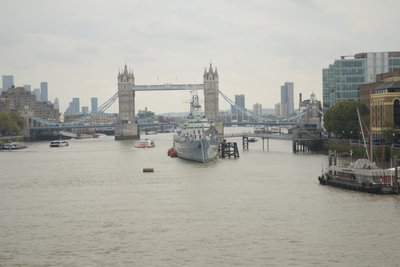 London Bridge Thames-joen yli Lontoon sydämessä tekijältä Albert Mansour