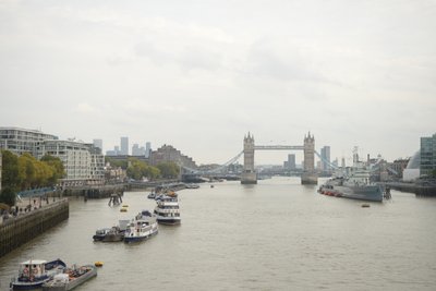 London Bridge Thames-joen yli Lontoon sydämessä tekijältä Albert Mansour