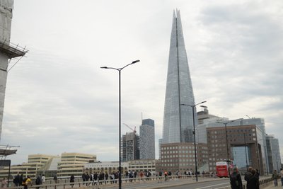 London Bridge Thames-joen yli Lontoon sydämessä tekijältä Albert Mansour