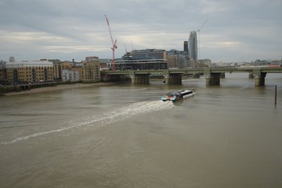 London Bridge Thames-joen yli Lontoon sydämessä tekijältä Albert Mansour