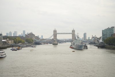 London Bridge Thames-joen yli Lontoon sydämessä tekijältä Albert Mansour