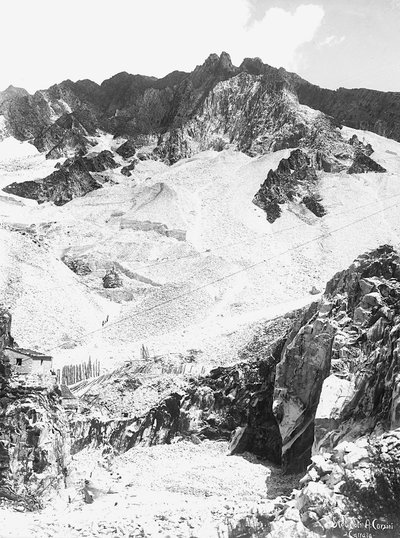 Marmorikaivos Apuan Alpeilla, Toscanassa (m/w kuva) tekijältä A. Corsini