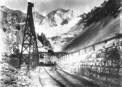 Raitiovaunupysäkki marmorin kuljetukseen, Apuan Alpeilla (m/v kuva) tekijältä A. Corsini
