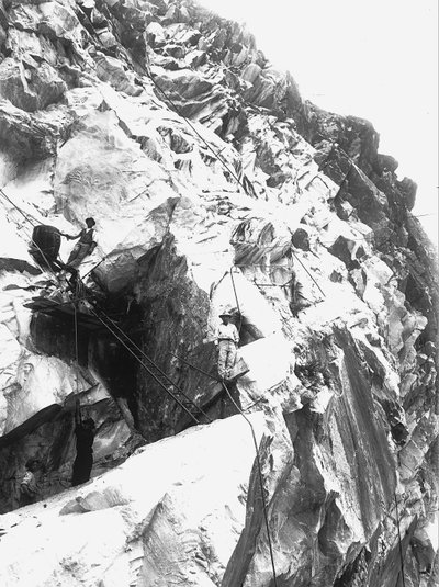 Kaivinkoneet työskentelevät "Fabbricotti"-yrityksen louhoksessa Loranossa, Apuan Alpeilla (m/v kuva) tekijältä A. Corsini