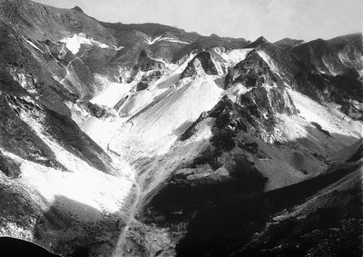 Marmorilouhokset Apuan Alpeilla, Toscanassa (b/w kuva) tekijältä A. Corsini