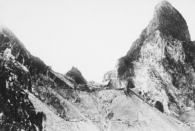 Marmorikaivos Apuan Alpeilla, Toscanassa (m/w kuva) tekijältä A. Corsini