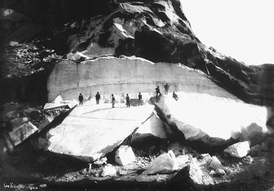 Useita miehiä vierailulla "Fabbricotti in Gioja" -louhoksilla Apuan Alpeilla, Toscanassa (m/v kuva) tekijältä A. Corsini