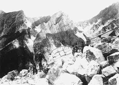 Jotkut Apuan Alpeilla sijaitsevat kaivinkoneet osallistuvat marmorin "lizzatura" (hamppu) eli useiden hamppu- (lizza-)köysien kanssa yhteen pidettyjen lohkojen kuljetus laaksoon pyökki- tai tammilaudoista tehdyn kelkan avulla. (m/w kuva) tekijältä A. Corsini