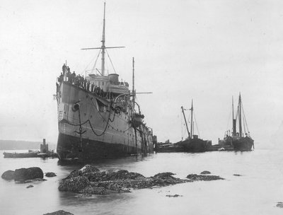HMS Flora juoksi karille vuonna 1903 (b/w kuva) tekijältä A. Edward Jones and Co.