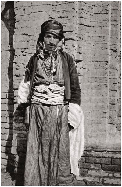 Kurdiheimon jäsen Etelä-Kurdistanista, Irakista, 1925. tekijältä A. Kerim