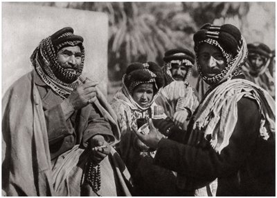 Sheikh nauttimassa kuuluisasta arabikahvista, Irak, 1925 tekijältä A. Kerim