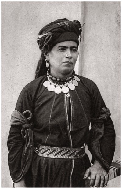 Kurdin nainen parhaassa asussaan, Irak, 1925 tekijältä A. Kerim