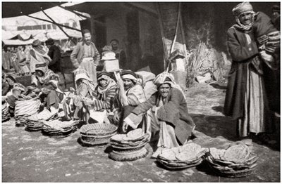 Suq El Khubur, kotimainen leipätori, Bagdad, Irak, 1925. tekijältä A. Kerim