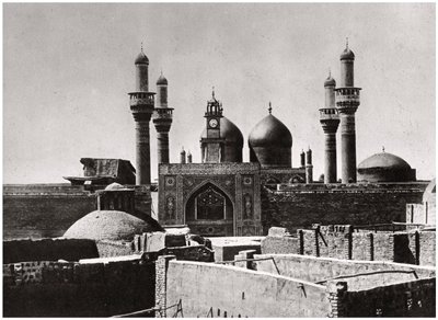 Al-Kadhimiyan moskeijan kultaiset kupolit ja minareetit, Bagdad, Irak, 1925 tekijältä A. Kerim