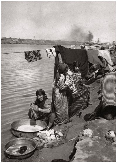 Pesunaiset Tigris-joen rannalla, Bagdad, Irak, 1925 tekijältä A. Kerim
