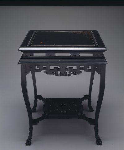 Pöytä, n. 1880 (puu & upotekoriste) tekijältä A. and H. Lejambre