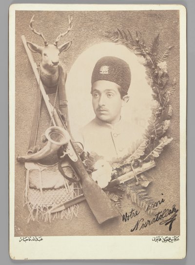 Prinssi Nosratollahin virallinen kuninkaallinen muotokuva, 1899 (hopeaalbumikuva) tekijältä Abdullah Qajar