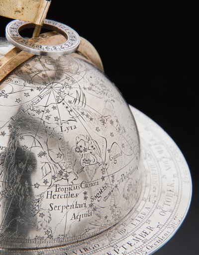 Kaksi poikkeuksellista maapalloa ja taivaallista maapalloa, joita tukevat Hercules ja Atlas, Augsburg tekijältä Abraham Drentwett