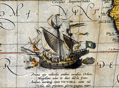 Magellanin vene "" Victoria"", joka kulki Tyynen valtameren halki, on edustettuna hollantilaisessa Abrahm Orteliuksen atlasissa (1580). tekijältä Abraham Ortelius