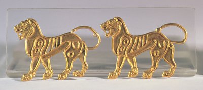 Kaksi leijonasarjaa, jotka ommeltiin juhlavaatteisiin, Hamadanista, noin 5.-4. vuosisadalla eKr. (kulta) tekijältä Achaemenid