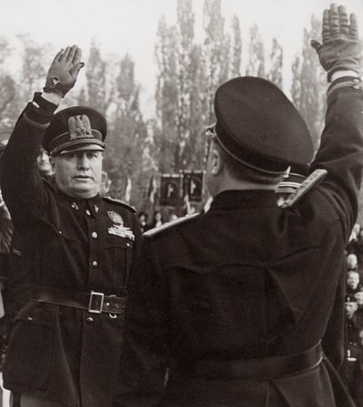 Benito Mussolini kunnioittaa fasistista virkailijaa tervehdyksellä (m/w kuva) tekijältä Achille Villani