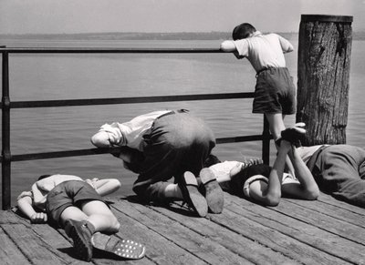 Busy With Fishing, Italia, n. 1950–1960 (gelatiinihopeaprintti) tekijältä Achille Villani