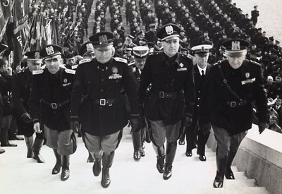 Mussolini sotilasparaatissa (m/w kuva) tekijältä Achille Villani