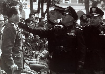 Mussolini tervehti sotilasta (m/w kuva) tekijältä Achille Villani