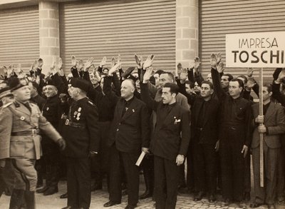 Mauro Toschi fu Ulisse -yrityksen rakennustyöntekijät tervehtivät herttua Benito Mussolinia kuninkaallisen Fausto Fishin lentokentän rakennusten avajaisissa Bolognassa, 24.10.1936 (b/w kuva) tekijältä Achille Villani