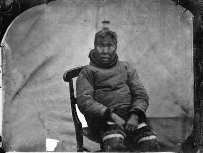 Iäkäs inukilainen nainen istuu tuolissa tekijältä Admiral Edward Augustus Inglefield