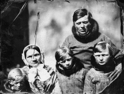 Tanskan virkamies (Hans Elberg) ja perhe tekijältä Admiral Edward Augustus Inglefield