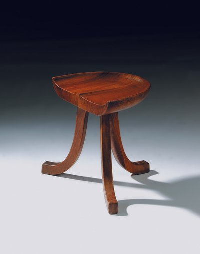 Kolmijalkainen jakkara, n. 1903 (kirsikkapuu) tekijältä Adolf Loos