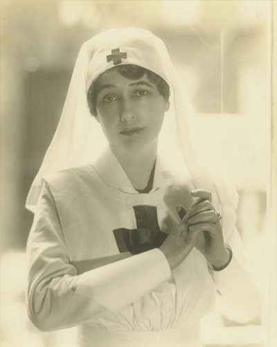 Lady Duff-Gordon sairaanhoitajana (platinaprintti) tekijältä Adolf de Meyer