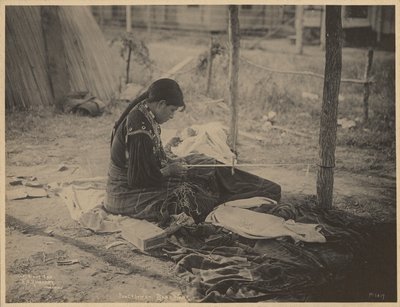 [Meskwaki Nationin nainen tekemässä helmityötä]
 tekijältä Adolph F. Muhr