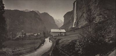 Lauterbrunnenin laakso, Sveitsi (albumilta Charbons de Braun - kuvat otettu mobiilipanoraamaobjektiivilla, 1868) tekijältä Adolphe Braun