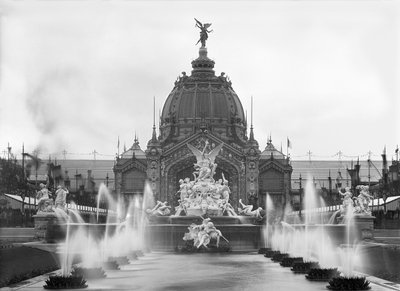 Näkymä Central Dome ja Fountain Coutan, Universal Exhibition, Pariisi, 1889 tekijältä Adolphe Giraudon