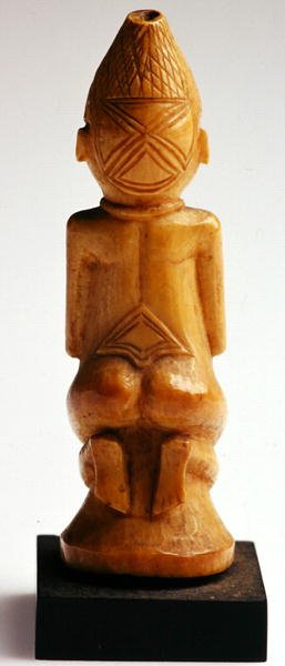 Polvistuva nainen, Kongo (norsunluu) (katso myös 225802 & 225803) tekijältä African