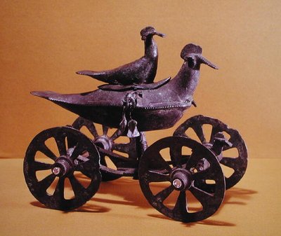 Kahden linnun muotoiset kyynelvaunut Glasinacista Sarajevon läheltä (pronssi) tekijältä Iron Age