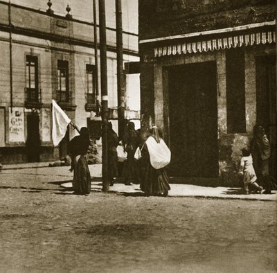 Naiset kävelemässä kaduilla valkoisen lipun alla "La decena tragican" aikana Mexico Cityssä helmikuussa 1913 tekijältä Agustin Victor Casasola
