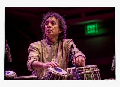 Zakir Hussain Schermerhorn Symphony Centerissä, Nashville, 2018 (kuva) tekijältä Alan Messer
