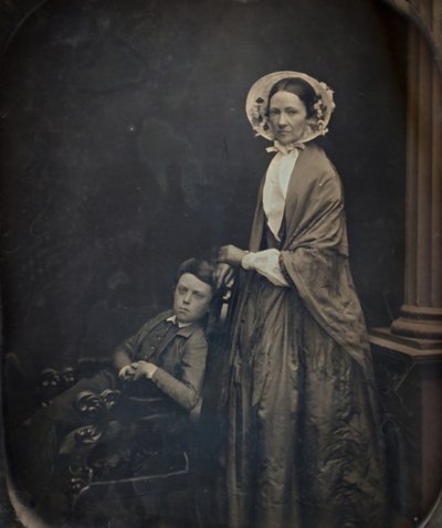 Nimetön nainen Bonnet and Shawlissa istuvan poikansa kanssa, n. 1850. Tekijät: Albert Sands Southworth, Josiah Johnson Hawes. tekijältä Albert Sands Southworth, Josiah Johnson Hawes