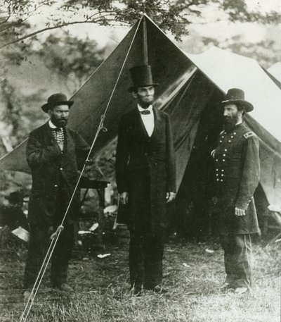 Abraham Lincoln Allan Pinkertonin ja kenraalimajuri John A. McClernandin kanssa, 1862 tekijältä Alexander Gardner