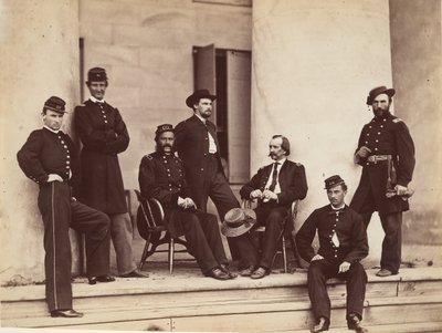 Prikaatinkenraali Gustavus A. DeRussy ja esikunta Arlington Housen portailla, Arlington..., toukokuu 1864. tekijältä Alexander Gardner