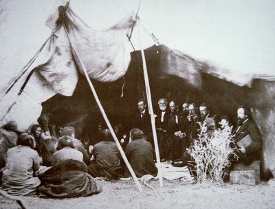 Kenraali William T. Sherman (1820-91) toimii puheenjohtajana Fort Laramien rauhansopimuksessa Punaisen Pilven päällikön kanssa huhtikuussa 1868 (s/w-kuva). tekijältä Alexander Gardner