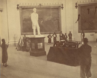 [Thaddeus Stevens makaa valtiossa Washingtonin Capitolin rotundassa], 1867. tekijältä Alexander Gardner
