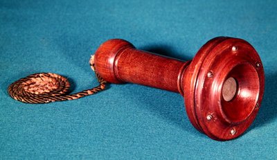 Neljäs malli puhelimen käsikappaleelle, 1877 (puu) tekijältä Alexander Graham Bell