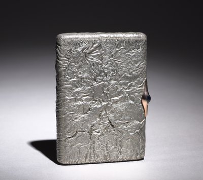 Savukelaatikko, vuoden 1896 jälkeen (hopeaa, kullanvärinen cabochon-safiiri) tekijältä Alexander Karpov