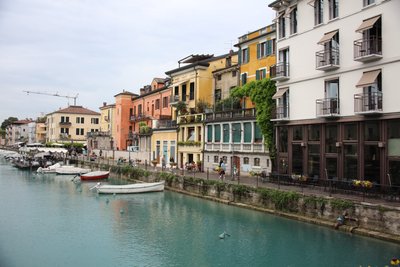 Peschiera del Garda Klein Venedig tekijältä Alexandra Joseph