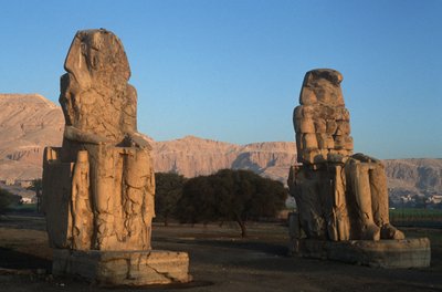 Egypti, muinainen Thebes, Amenhotep III:n Memnonin kolossipatsaat tekijältä Nicolas Toussaint Charlet