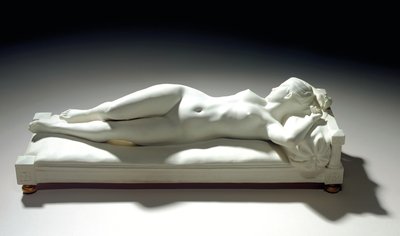 Sevres-keksihahmo makaavasta alastonkuvasta "Le Repos" tekijältä Alfred Boucher